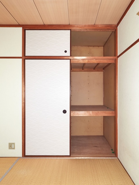タウンハウス伊川谷の収納|6帖和室の押入と天袋