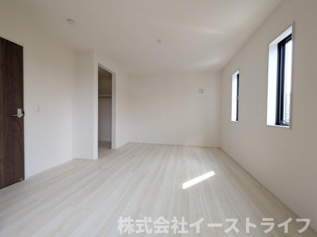 【新築戸建】　いわき市常磐上湯長谷町第4　長期優良住宅の寝室|同社施工写真　窓から日が差し込む明るい洋室。シンプルな造りなので配置するインテリア次第でお好きなお部屋の雰囲気に変えられます。
