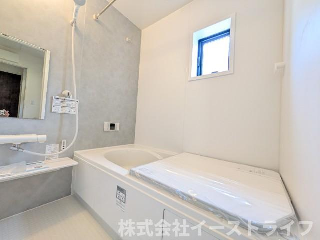 【新築戸建】　いわき市常磐上湯長谷町第4　長期優良住宅の浴室|同社施工写真　１坪サイズのバスルーム。浴室換気乾燥機を標準装備。乾きやすい床やお手入れのしやすい排水口など、いつも清潔にご使用いただけます。