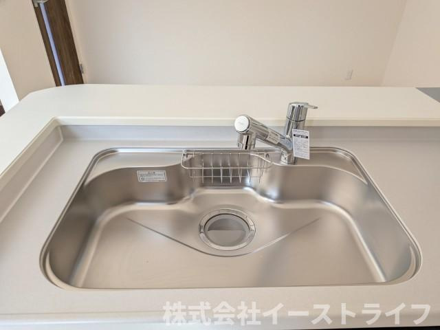 【新築戸建】　いわき市常磐上湯長谷町第4　長期優良住宅のキッチン|同社施工写真　浄水器一体型水栓です。蛇口をひねればいつでもおいしい水が飲めるのが嬉しいです(^^)/水はねの音や食器が当たる音を大幅に軽減する静音仕様のジャンボシンクです。