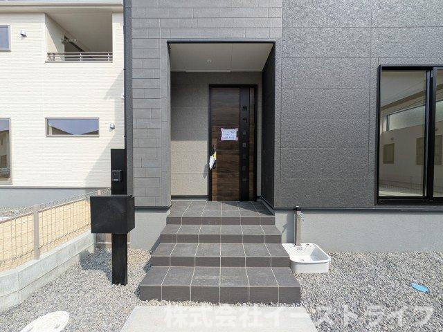 【新築戸建】　いわき市常磐上湯長谷町第4　長期優良住宅の玄関|同社施工写真　きれいで明るい玄関です