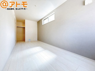 【寝室】 | 葵区水落町4期　新築戸建　全1棟 | アクセントクロスが印象的なお部屋です。お気に入りの家具に囲まれてゆったり過ごしたいですね♪