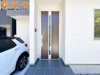 【玄関】 | 葵区水落町4期　新築戸建　全1棟 | 落ち着いた色合いの玄関はダブルロックで防犯性に優れた仕様になっています♪