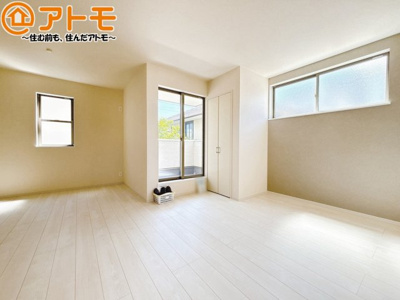 【居間・リビング】 | 葵区水落町4期　新築戸建　全1棟 | 日当たりのよいリビングは、一年を通してぽかぽかとしています。家族が自然と集まる空間になりそうですね♪