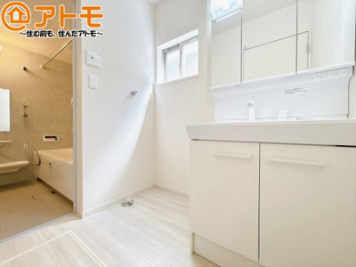 【独立洗面台】 | 葵区水落町4期　新築戸建　全1棟 | シャワータイプの洗面台は、洗濯物の土汚れなどの予洗いもしやすいため、お子様のいるご家庭でも大活躍！