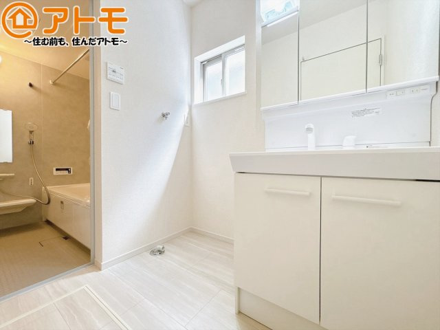 【独立洗面台】 | 葵区水落町4期　新築戸建　全1棟 | シャワータイプの洗面台は、洗濯物の土汚れなどの予洗いもしやすいため、お子様のいるご家庭でも大活躍！