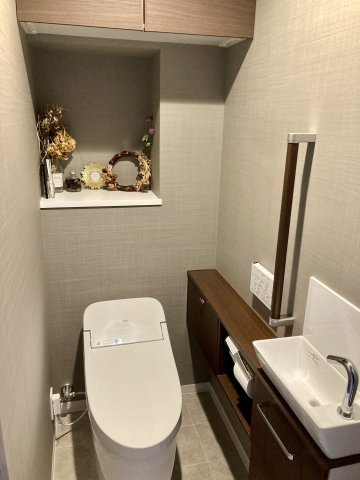 【トイレ】 | アメイズ友泉亭ザ・ヒルズ | 掃除がしやすく見た目もスッキリなタンクレスタイプのトイレです