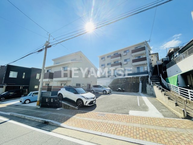 Reflet岩見 弐番館の駐車場