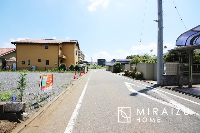 【外観】 | 運転が不安な方も安心な前面道路、きちんと幅員のある道路は女性にも安心です。整備されている道路は気持ちも良いですね♪