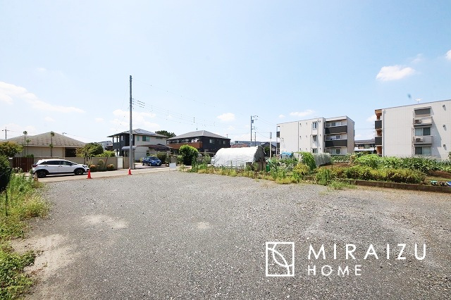 【前面道路含む現地写真】 | 通勤や家族の送迎など、毎日の生活にマイカーが欠かせない方にとって駐車場は大事な条件。敷地内にカースペースがあれば、お出かけやお買い物の際の搬入出も楽々です。