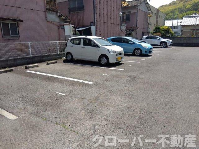 レオパレスシャルマンの駐車場