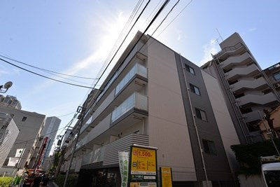 情緒溢れる月島エリアに位置しております。月島駅から徒歩3分というのも魅力的です。