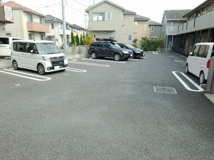 ヒルメゾン イーストの駐車場