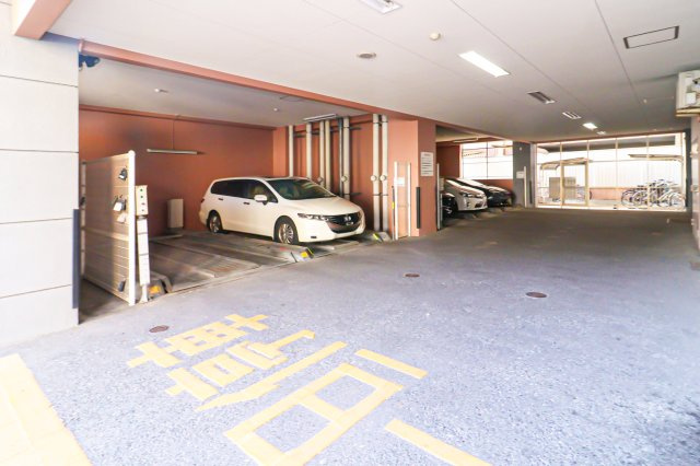 サヴォイレジェント　4階の駐車場