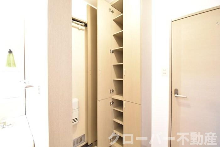 シャトレー西本の玄関|収納