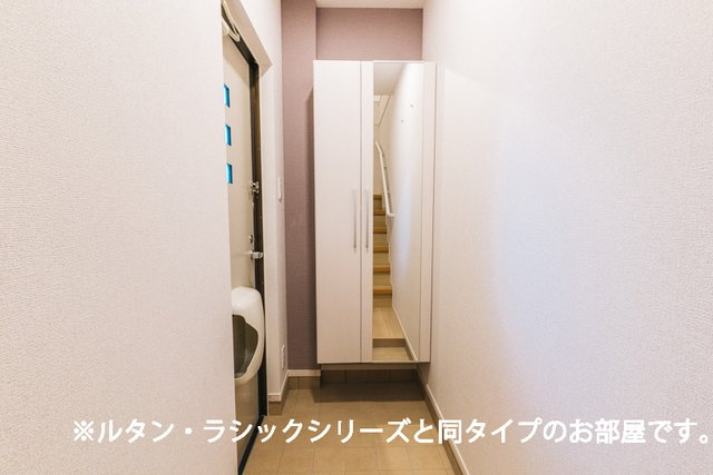 【玄関】 | リバーウエスト中島 | 収納もある玄関です