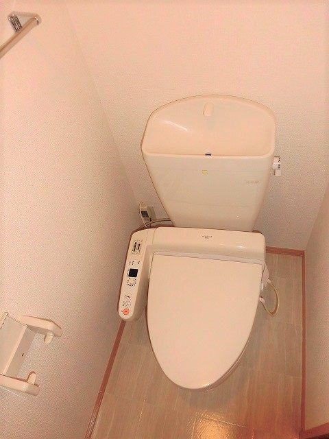 ルミエールB棟のトイレ|写真は同建物の別部屋を参考に掲載しております。