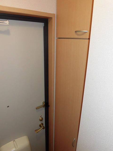 ルミエールB棟の玄関|写真は同建物の別部屋を参考に掲載しております。