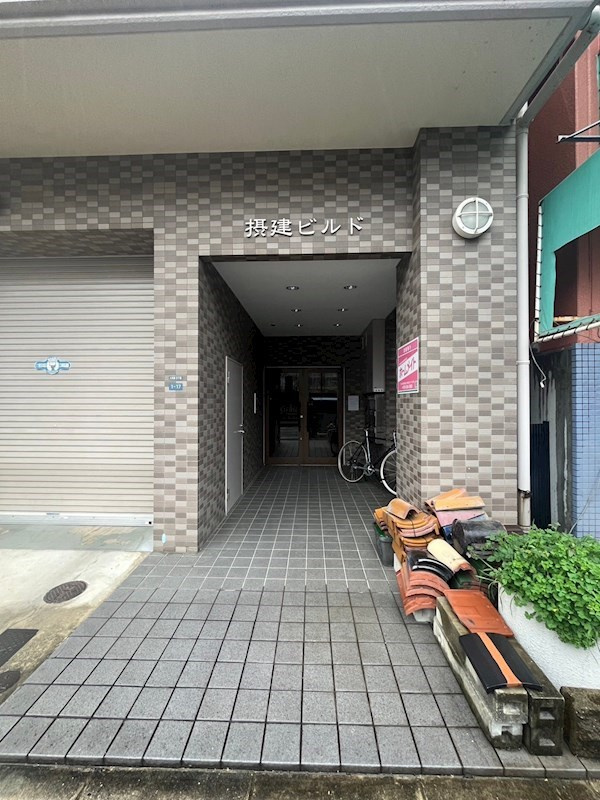 摂建ビルドのエントランス