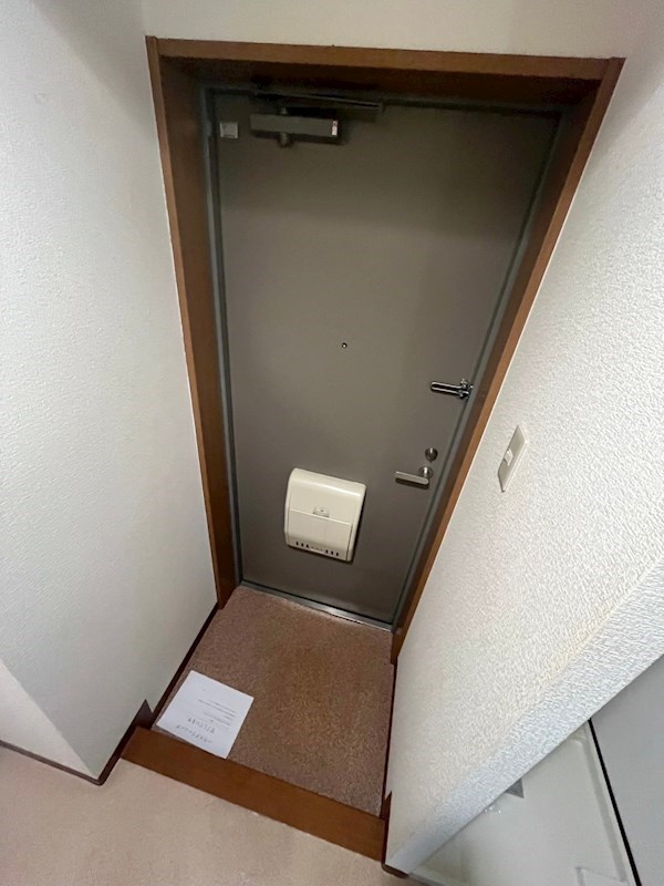 摂建ビルドの玄関