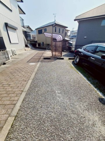 ファミール仁川Ⅳの駐車場