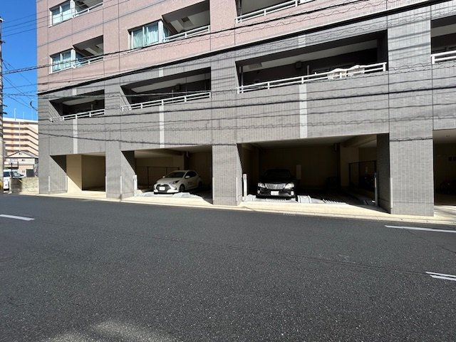 ニューロング博多の駐車場