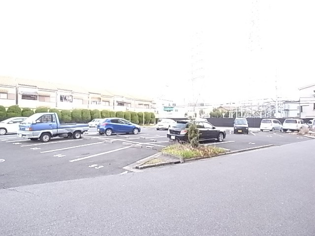ビレッジハウス南清水タワー1号棟の駐車場|駐車場完備です