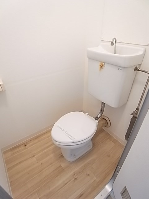 ビレッジハウス南清水タワー1号棟のトイレ|落ち着いた色調のトイレです