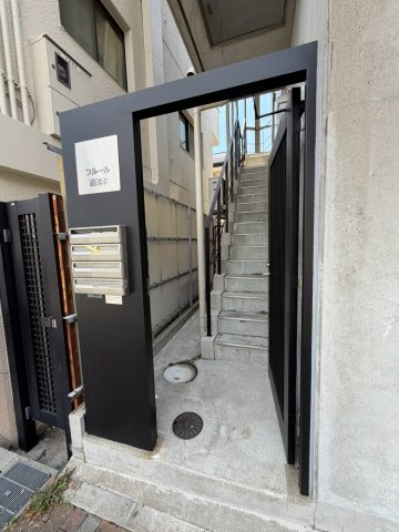 フルール西岡本のエントランス