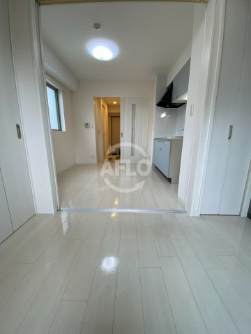 サニーハウス南堀江の洋室|サニーハウス南堀江 白を基調としたお部屋
