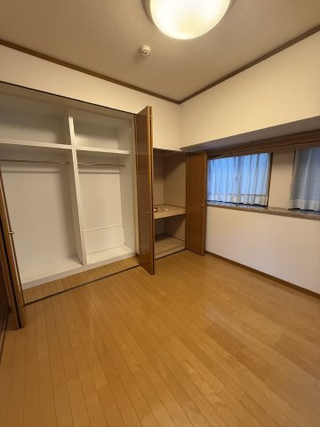 アースコート渡辺通りの洋室