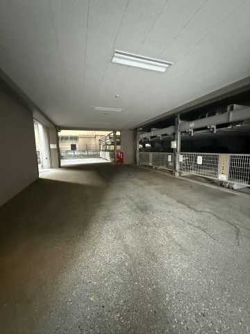 アースコート渡辺通りの駐車場
