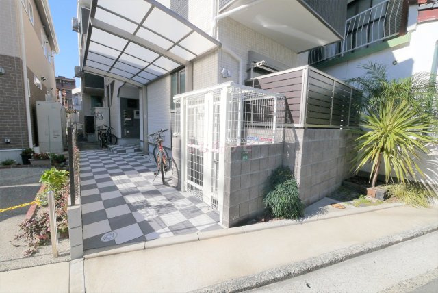 福岡市博多区諸岡４丁目のアパートのエントランス