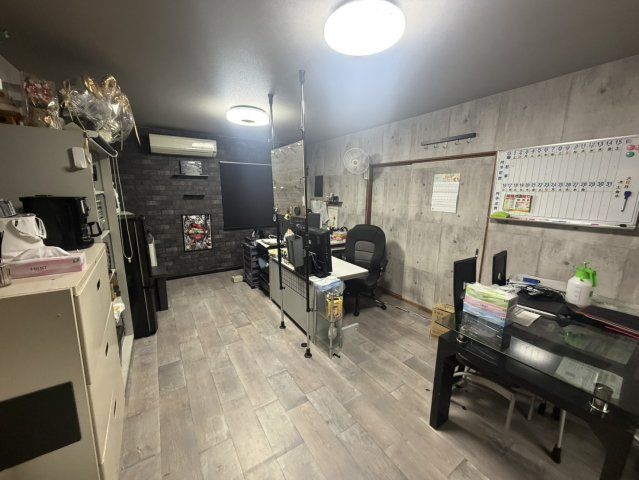 成合事務所付き資材置き場の内装