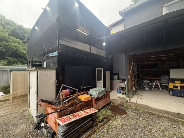 成合事務所付き資材置き場の外観
