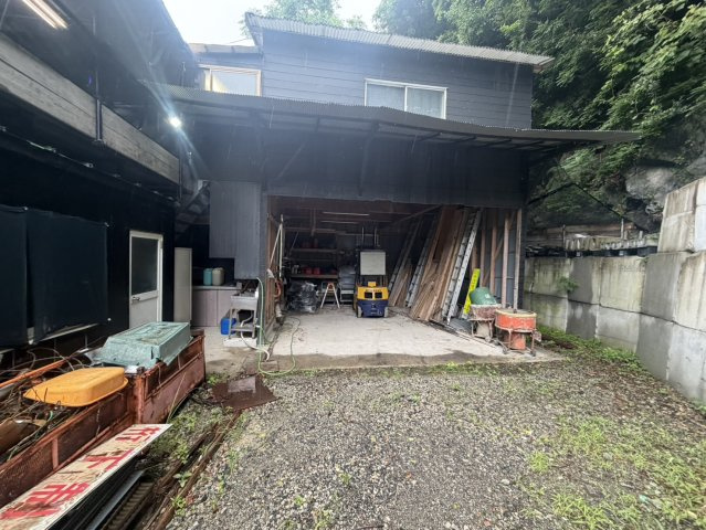 成合事務所付き資材置き場の駐車場