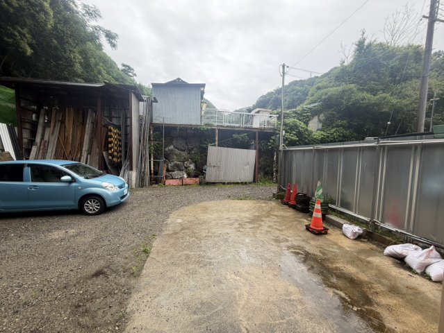 成合事務所付き資材置き場の駐車場