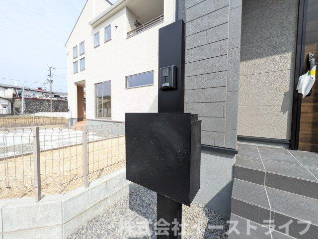 【新築戸建】　いわき市常磐上湯長谷町第4　長期優良住宅のセキュリティ|同社施工写真　TVモニター付インターフォンの最大のメリットは、室内モニターから訪問者が誰なのか見ることができる点です。来訪者と直接顔を合わせることなくモニター越しに対応ができるのでとても便利です。