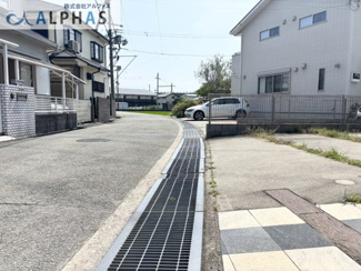 【前面道路含む現地写真】 | ■南東向き♪陽当たり通風良好♪
■前面道路幅員約5ｍの為、駐車がしやすい♪