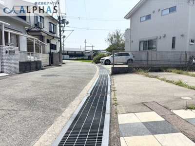 【前面道路含む現地写真】 | 加古川市加古川町稲屋 一戸建て | ■南東向き♪陽当たり通風良好♪
■前面道路幅員約5ｍの為、駐車がしやすい♪