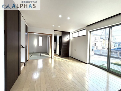 【居間・リビング】 | 加古川市加古川町稲屋 一戸建て | ■南西面ＬＤＫ＋和室仕切りを開放すれば約20.2帖の広々スペースになります♪