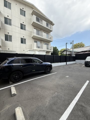 グランドオーク春日原の駐車場