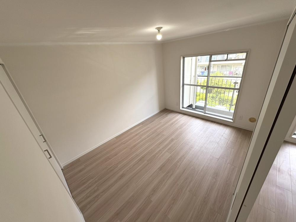住道駅前住宅21号棟の子供部屋|洋室4.5帖
■物件内覧・資金計画相談・住宅ローン相談、リフォーム相談、お問合せ受付中■
※当日・翌日のご内覧、ご相談はお電話でのお問合せがスムーズです！