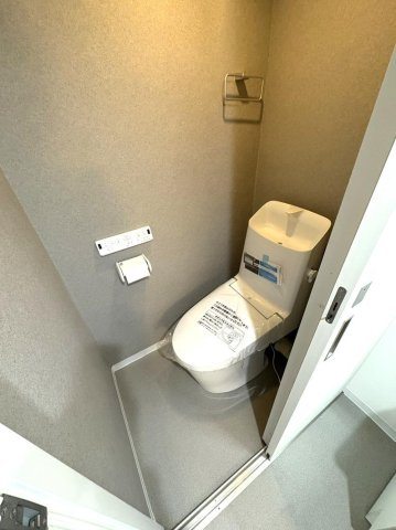住道駅前住宅21号棟のトイレ|温水洗浄便座
■物件内覧・資金計画相談・住宅ローン相談、リフォーム相談、お問合せ受付中■
※当日・翌日のご内覧、ご相談はお電話でのお問合せがスムーズです！