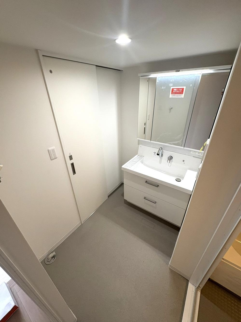 住道駅前住宅21号棟の独立洗面台|シャワー付き洗面化粧台
■物件内覧・資金計画相談・住宅ローン相談、リフォーム相談、お問合せ受付中■
※当日・翌日のご内覧、ご相談はお電話でのお問合せがスムーズです！
