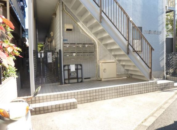 CASA滝王子のエントランス|ゆとりのあるエントランスです