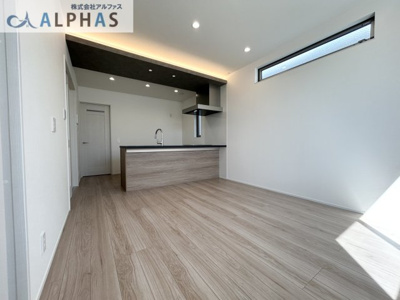 【内観：施工例】 | 明石市松江　新築戸建 | ■食事の時はもちろん、お子様の勉強を見たり、ご家族とコミュニケーションがとれる広々リビング♪※同社施工例