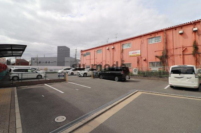 シャルマンの駐車場