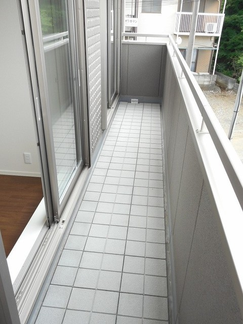 西つつじヶ丘４丁目　西棟のバルコニー