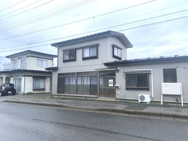 遠野市松崎町白岩８地割の中古一戸建の前面道路含む現地写真
